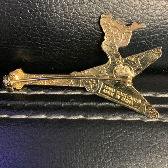 Hard Rock Cafe Pin Aspen Flying V White w/Green & White Skier Guitar - Picture 2 of 2